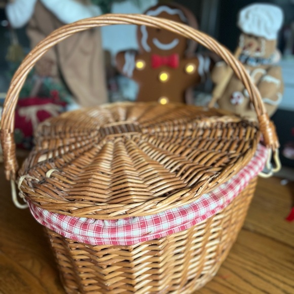 🩷 Rare Vintage 1972 Large
Heart Shape Wicker
Basket ‼️FINAL SALE - Picture 7 of 10